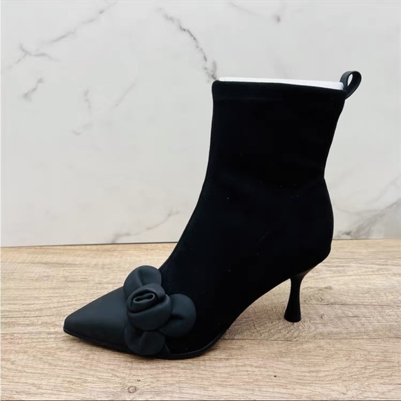 Flower Heeled booties. Boots - Picture 1 of 9